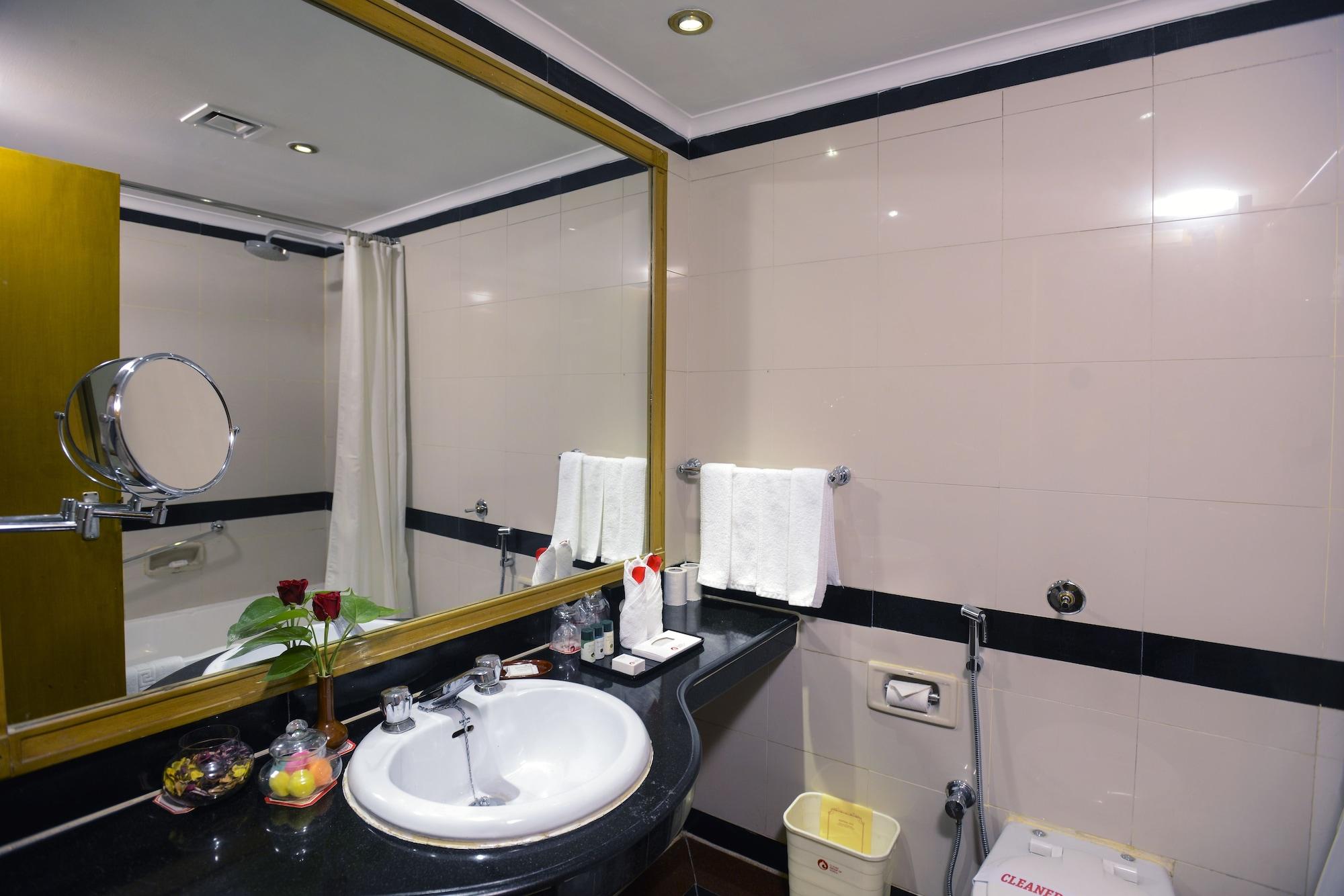 Hotel Clarks Varanasi Limited Экстерьер фото