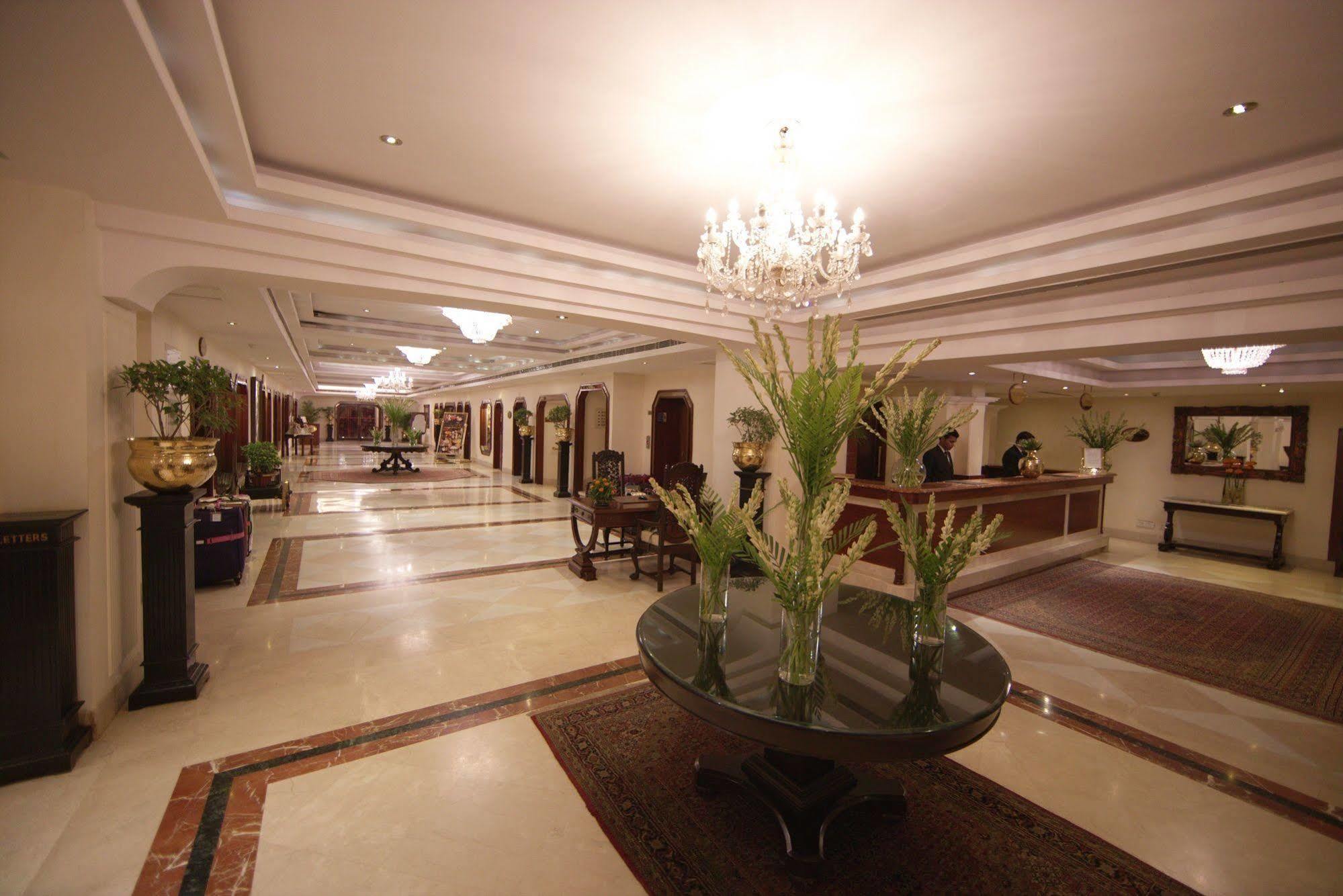 Hotel Clarks Varanasi Limited Экстерьер фото