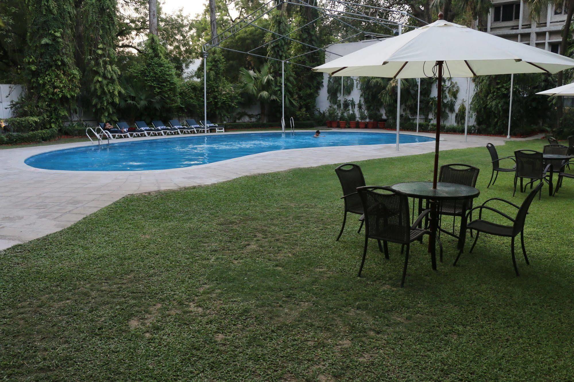 Hotel Clarks Varanasi Limited Экстерьер фото