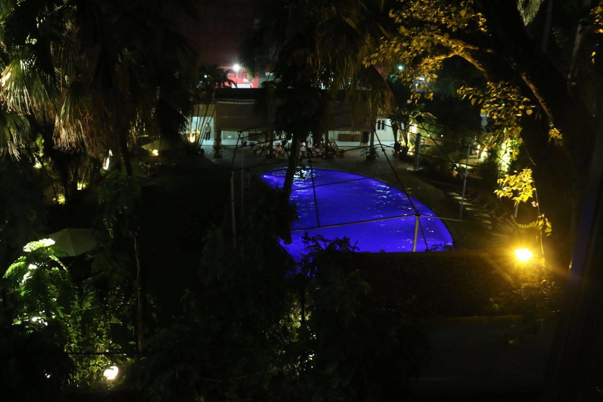 Hotel Clarks Varanasi Limited Экстерьер фото